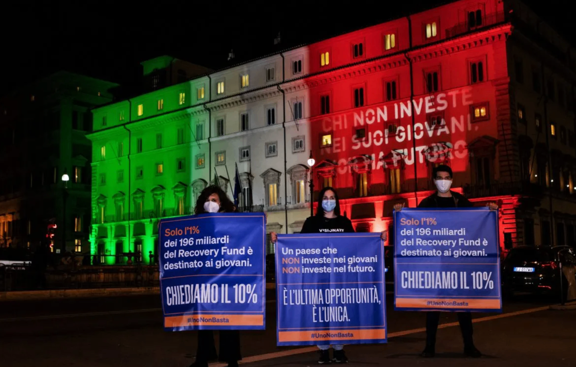 Campagna #UnoNonBasta — proiezione sul Palazzo Chigi con i colori della bandiera italiana